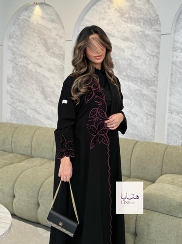 عباية لوسيا بقماش كريب ملكي تطريز المخمل عنابي