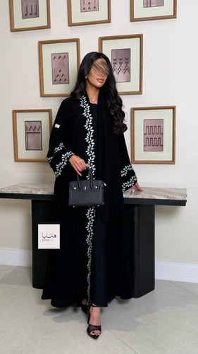 عباية الفاتنه بقماش كريب ملكي مزين بكلفه مطرزه تيف...