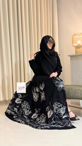 عباية زاهيه بقماش كريب سرميك تطريز اسفل العباية اس...