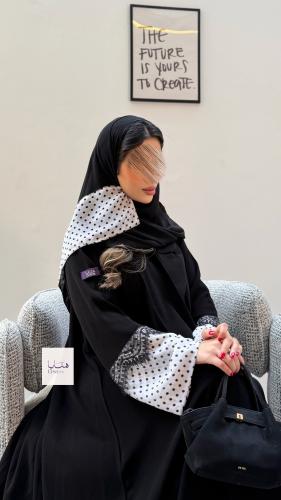 عباية الهبة لمار بقماش كريب ملكي مع شيفون منقط مزي...
