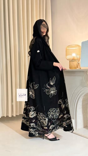 عباية زاهيه بقماش كريب سرميك تطريز اسفل العباية بي...