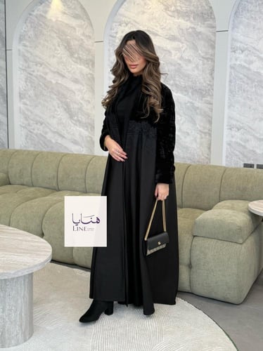 عباية لورين مخمل كوري مكسر مع كريب باربي مزين بدان...