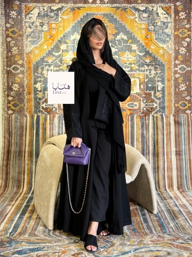 عباية إيفانا بقماش كريب الاناقة بكم اسود مزين دانت...