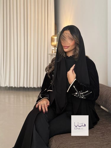 عباية ندى بقماش مخمل مطرز مع كتان اسود️