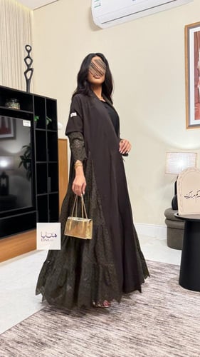 عباية مبهره بقماش كريب رموش مع روكاما بني