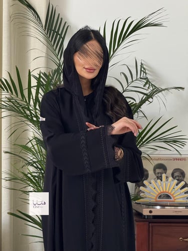 عباية نهال نص كلوش بقماش بلاك بيري مزين بكلفه وهدب