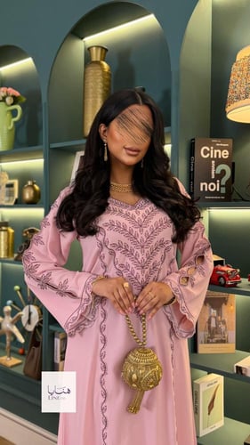 جلابية مرام قماش ناعم تطريز وردي مع اسواره مخرمه و...