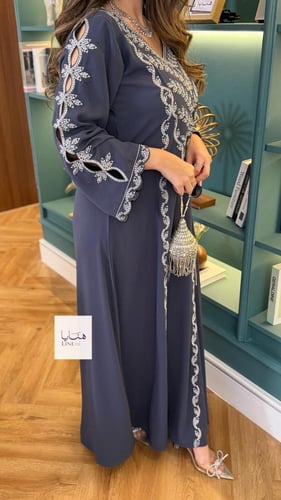 جلابية مرام قماش ناعم تطريز فضي مع اسواره مخرمه وف...