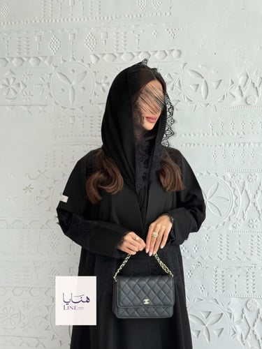 عباية سجايا بقماش كريب كتان وباربي مع دانتيل اسود