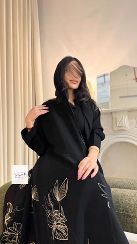 عباية زاهيه بقماش كريب سرميك تطريز اسفل العباية بي...