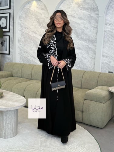 عباية لوسيا بقماش كريب ملكي تطريز المخمل ابيض