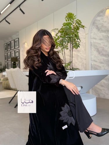 عباية نجود بليزر بقماش مخمل كوري مزين بورد شك اسود
