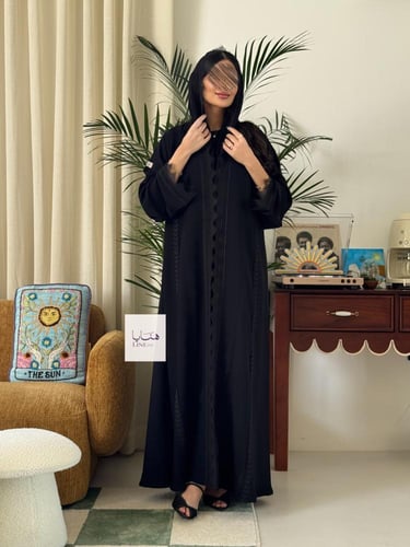 عباية نهال نص كلوش بقماش بلاك بيري مزين بكلفه وهدب