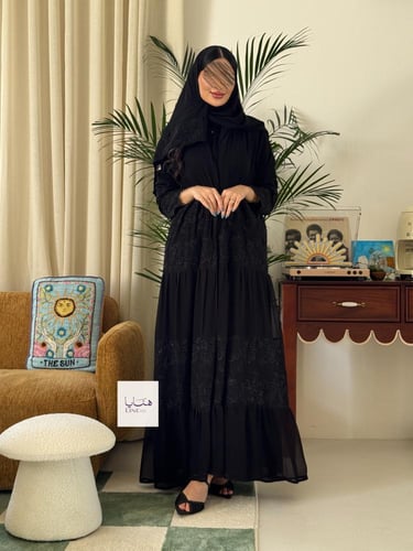 عباية مرهفه بقماش شيفون طبقات مع تطريز اسود