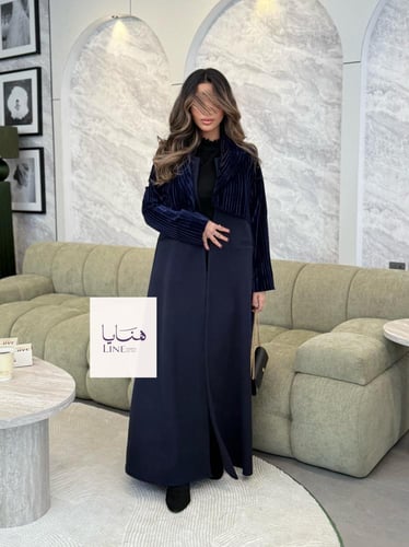 عباية هيلينا بقماش جوخ مع جاكيت مخمل متصل كحلي
