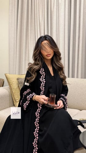 عباية الفاتنه بقماش كريب ملكي مزين بكلفه مطرزه ورد...