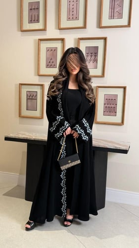 عباية الفاتنه بقماش كريب ملكي مزين بكلفه مطرزه سما...