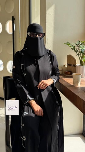 عباية ريحانه بقماش كتان مع مخمل كوري بتطريز فضي