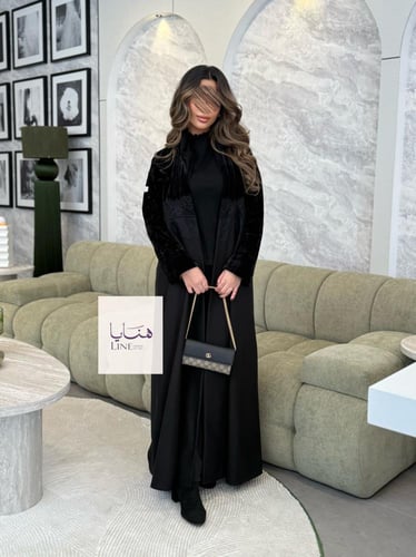عباية لورين مخمل كوري مكسر مع كريب باربي مزين بدان...