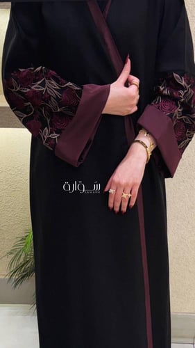 عباية كتان تطريز ورد عنابي