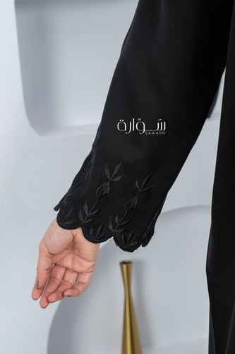 عباية ملكي كم تطريز ورد حلزوني