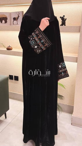 عباية مخمل أنيقة