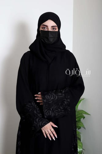 عباية راقية بتدخيله ورد اسود