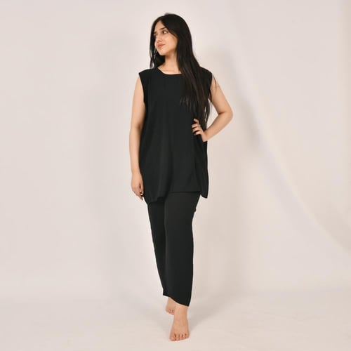 بدله وبنطال تحت العباية