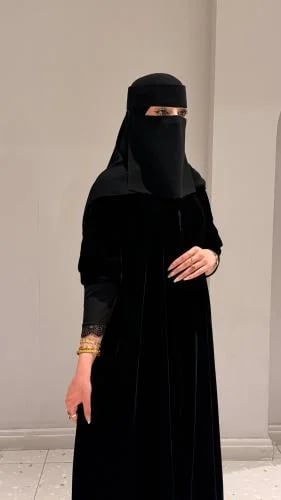 عباية مخمل كم استرتش