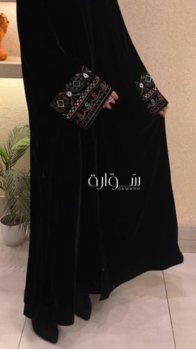 عباية مخمل أنيقة