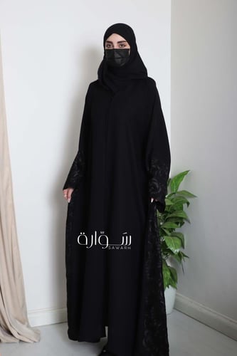 عباية راقية بتدخيله ورد اسود
