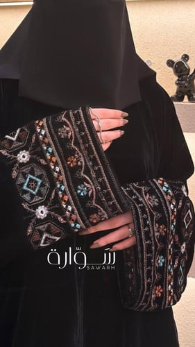 عباية مخمل أنيقة