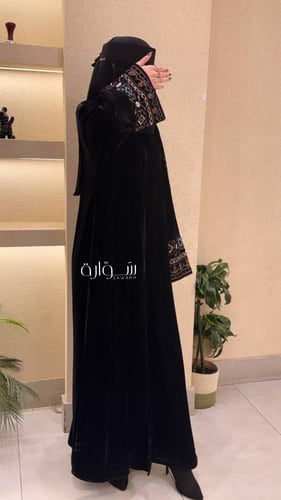 عباية مخمل أنيقة