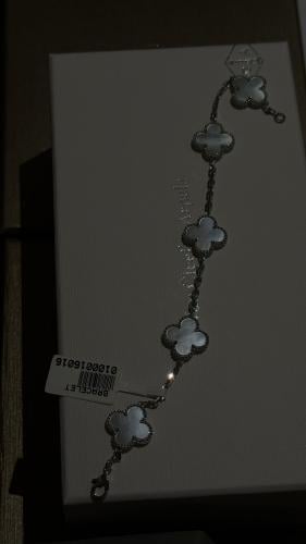 اسوارة فان كليف ذهب ابيض وmother of pearl