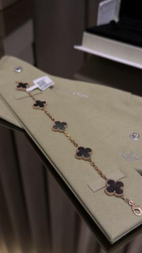 اسوارة فان كليف روز قولد حجر mother of pearl غامق