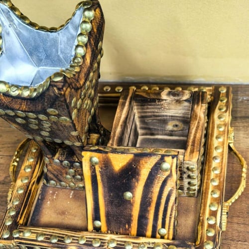 صينية خشب ومبخرة فاخرة وعلبة عود