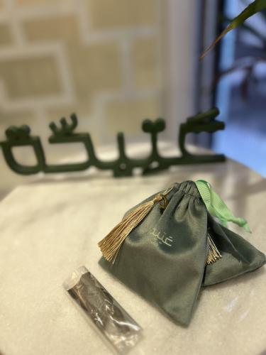 12 بقشة عود عنبر
