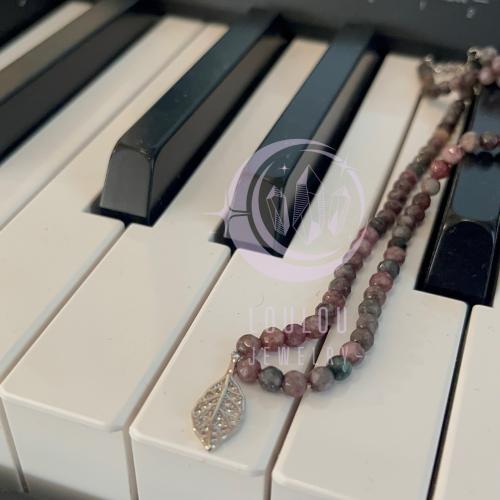 سلسال من حجر الياقوت الملونة