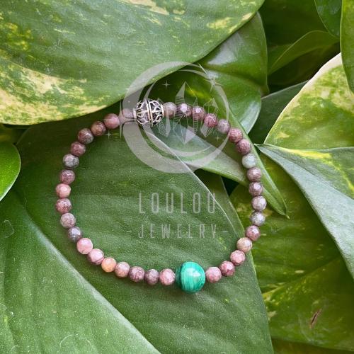 سوارة من حجر المالاكيت مع ألوان الياقوت