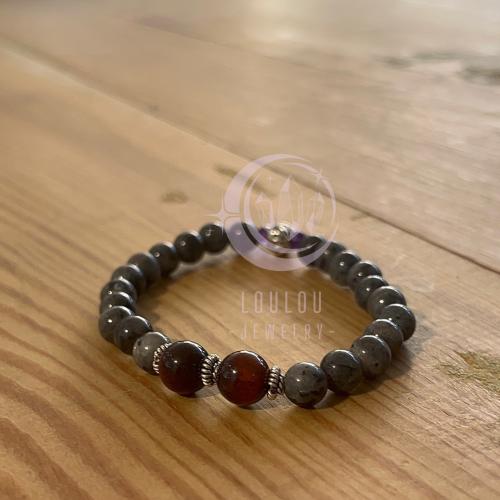 سوارة من حجر الجارنييت مع اللابرادوريت