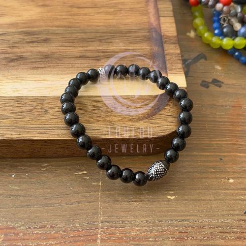 سوارة من حجر اليُسر مع العقيق الأسود