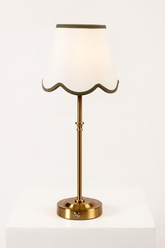 أضاءة بقاعدة طويله