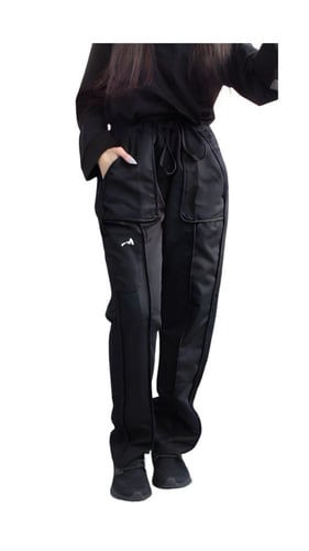 بنطلون أسود بتصميم عملي مريح