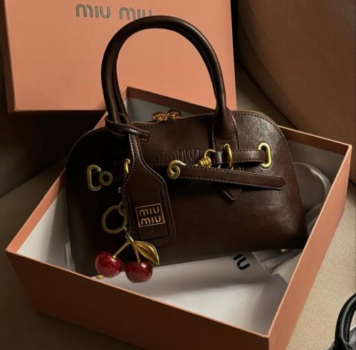 شنطة miu miu مع الكرز