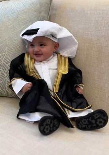 بكج بشت اسود مع ثوب وترسيمه