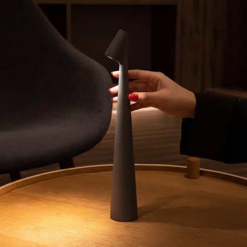 مصباح أورونا بتصميم نحتي أنيق وإضاءة موجهة دافئة