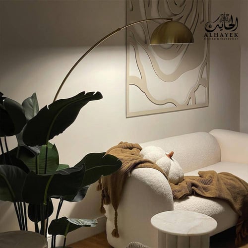 إنارة أرضية ديكور بتصميم قوسي أنيق تجمع بين البساط...
