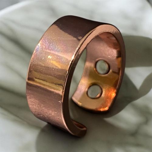 خاتم نحاسي بملمس أملس وسطح لامع
