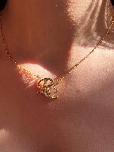 سلسال حرفين أنيق مرصع بالزركون