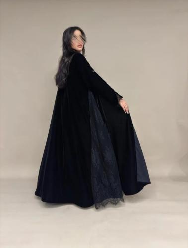 عبايه مخمل كوري + دانتيل فرنسي